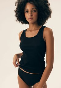 Czarny prążkowany top na ramiączkach z kwadratowym dekoltem i cienkimi ramiączkami, w połączeniu z czarnymi majtkami z wysokim stanem; gładka tekstura i dopasowany krój.