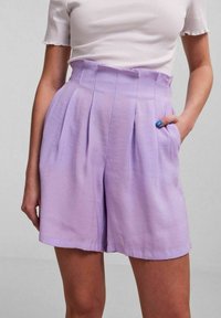 Lila höga, veckade shorts i slät tyg, med sidfickor och en skräddarsydd design med subtila sömmar.