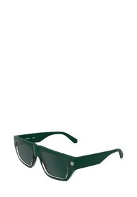 Occhiali da sole in plastica verde con lenti scure, montatura quadrata e sottili accenti logo sui lati. Texture liscia e design elegante.