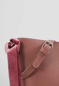 Pieces Handväska - mottled pink