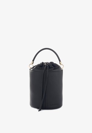 Borsa a secchiello in pelle nera con finitura testurizzata, chiusura a coulisse, manico corto, dotata di hardware in tonalità oro e base circolare.