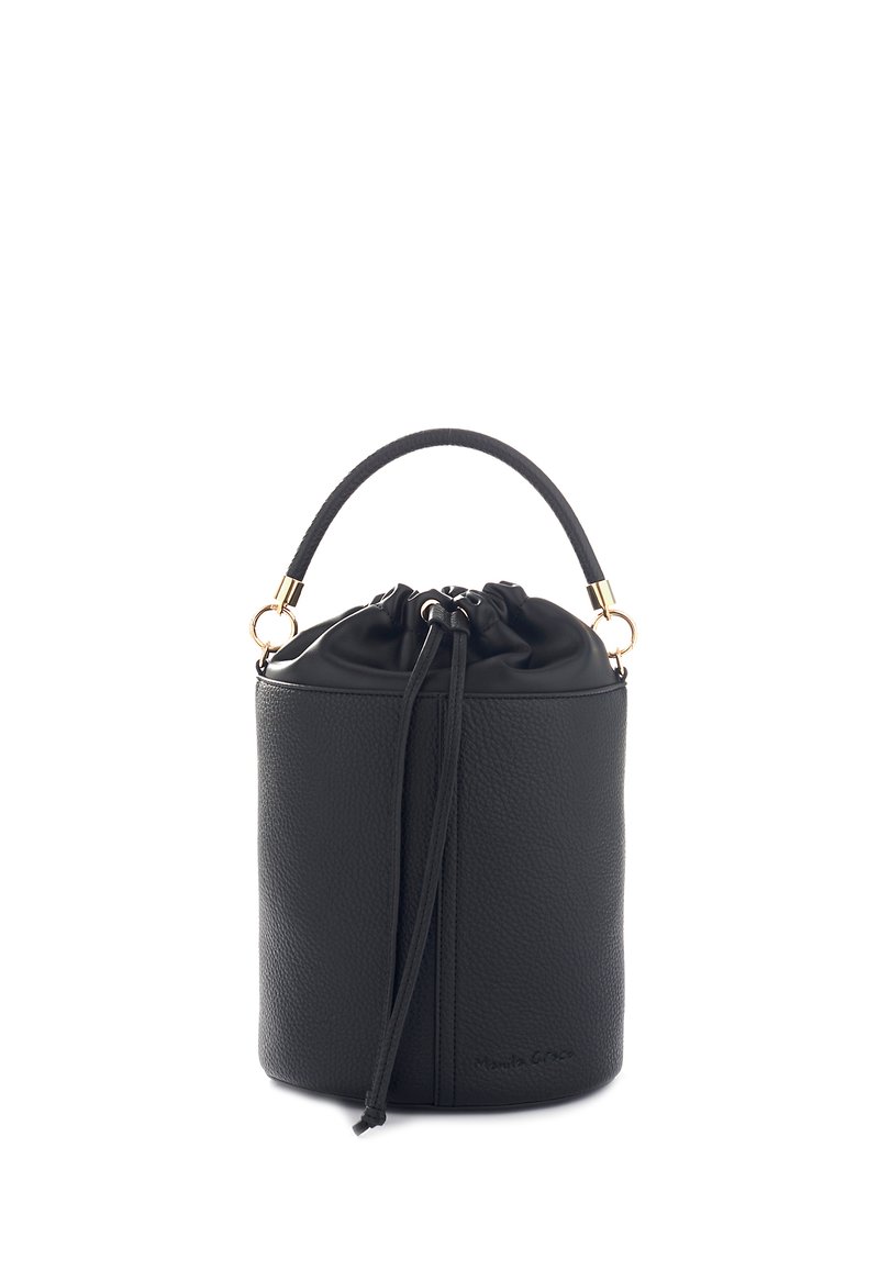 Borsa a secchiello in pelle nera con finitura testurizzata, chiusura a coulisse, manico corto, dotata di hardware in tonalità oro e base circolare.