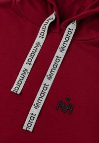 Bordeauxrode hoodie met een grijs trekkoord waarop "marat" staat, en een zwart logopatch aan de voorkant. Katoenen textuur, ontspannen pasvorm.