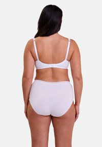 Ensemble soutien-gorge blanc et culotte taille haute, avec tissu doux, bretelles ajustables et bordure en dentelle.