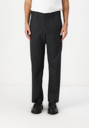 Pantalon gris foncé en tissu texturé, avec une coupe droite, deux poches avant et deux boutons de fermeture. Style à plat devant.