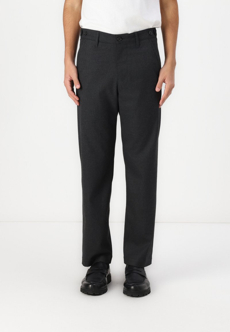 Pantalon gris foncé en tissu texturé, avec une coupe droite, deux poches avant et deux boutons de fermeture. Style à plat devant.