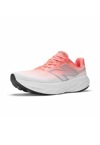 Chaussure de course légère avec une tige dégradée de rose à blanc, des détails argentés et une semelle blanche rembourrée avec une semelle extérieure en caoutchouc noir.