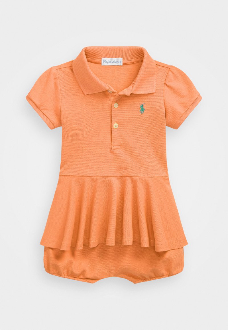 Vestido polo laranja com mangas curtas bufantes, três botões, saia plissada e logotipo bordado em verde. Tecido de algodão suave e corpete ajustado.