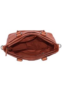 Sac à main en cuir brun avec un haut ouvert, comprenant deux poignées robustes, une texture lisse et une poche intérieure zippée.