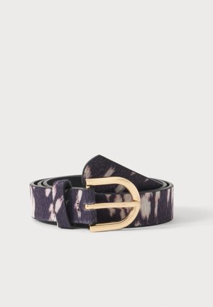 Ceinture roulée à motif violet foncé et beige avec boucle en métal doré incurvée sur fond blanc.