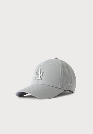 Casquette de baseball gris clair avec une visière incurvée et un logo blanc en relief "LA" sur le devant, affichée sur fond blanc.
