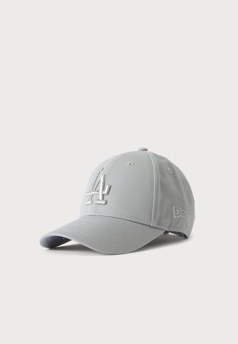Casquette de baseball gris clair avec une visière incurvée et un logo blanc en relief "LA" sur le devant, affichée sur fond blanc.