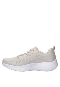 Scarpa sportiva beige con tomaia in rete, punta rotonda e chiusura con lacci. La suola in gomma bianca presenta motivi testurizzati per una migliore aderenza.