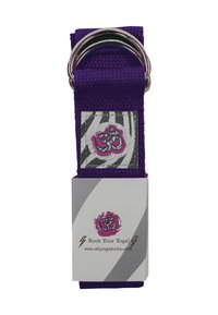 Cinta de yoga púrpura hecha de un tejido duradero. Presenta un anillo metálico plateado y un parche con un diseño gráfico en rosa y gris en un lado.