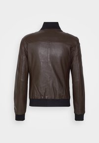 Brun læderjakke med ribbet sort krave og manchetter. Har et figursyet design, glat tekstur og syninger på bagsiden.