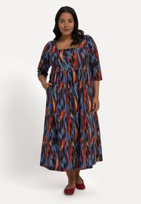 Bunt gemustertes Maxikleid mit quadratischem Ausschnitt, Drei-Viertel-Ärmeln und einem weit schwingenden Rock. Hergestellt aus einem glatten Stoff mit wirbelnden Mustern.