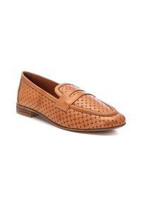Mocasines de cuero marrón con una textura trenzada y una tira lisa en el empeine. Presentan un tacón bajo y un diseño de punta redonda.