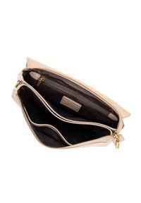 Beige kožená taška se zlatým zipem, obsahující dvě přihrádky a malou kapsičku na zip uvnitř, hladká textura a minimalistický design.