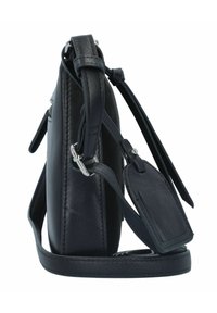 Borsa a tracolla in pelle nera con una texture liscia, spallaccio regolabile e un'etichetta laterale con un accento metallico. Design compatto e strutturato.