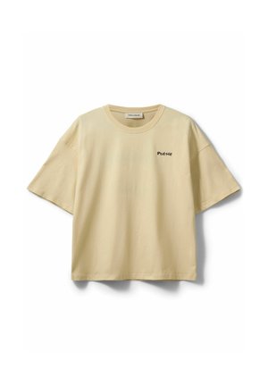 Beige T-shirt met korte mouwen en ronde hals, met zwarte tekst "POÉSIE" op de linkerborst.