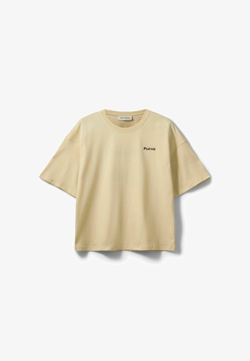 T-shirt beige à manches courtes avec col rond et texte noir "POÉSIE" sur le côté gauche de la poitrine.