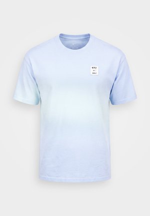 Svetlomodré tričko Nike Golf s krátkym rukávom a malou bielou nášivkou s logom Nike Golf na ľavej strane hrudníka.