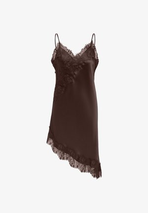 Vestido de satén marrón oscuro con ribete de encaje floral, tirantes finos y un bajo asimétrico.