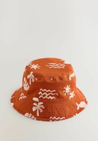 Bucket-Hut aus leuchtend orangefarbenem Stoff mit weißen Mustern von Sonne, Schildkröten, Wellen und Palmen; mittlerer Rand mit strukturierter Oberfläche.