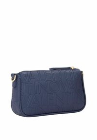 Marineblaue Leder-Umhängetasche mit geprägtem "VALENTINO"-Logo. Verfügt über einen Reißverschluss, goldfarbene Beschläge und einen abnehmbaren Riemen.