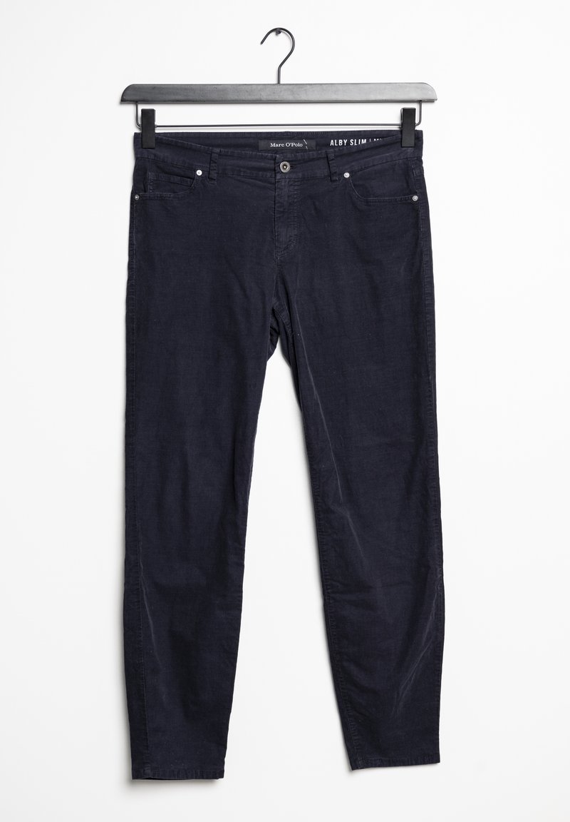 Pantalon slim bleu foncé suspendu sur un cintre noir sur fond blanc.