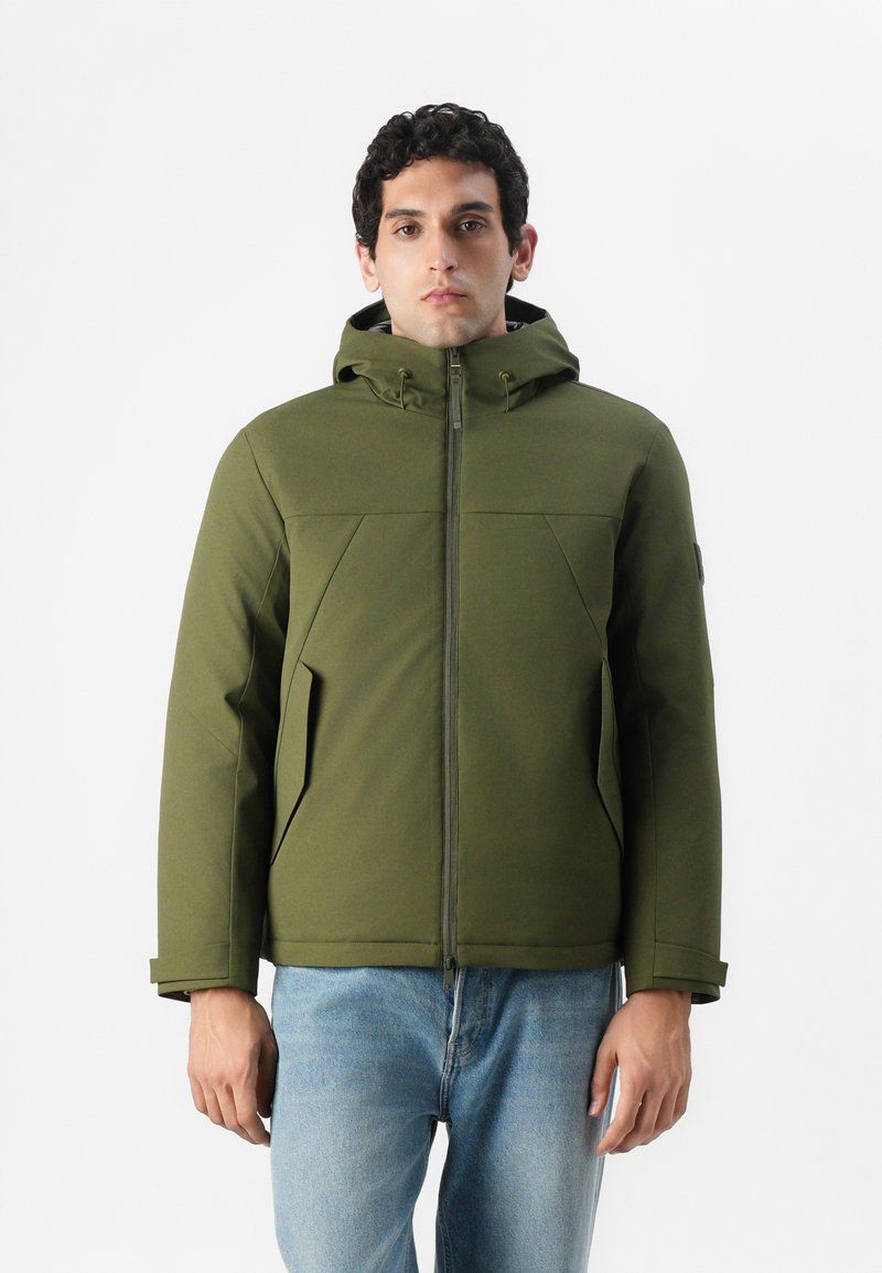 Olivgrüne, kapuzente Jacke mit Reißverschluss, die zwei Seitentaschen und ein strukturiertes, schlankes Design aufweist. Der Stoff wirkt glatt und langlebig.