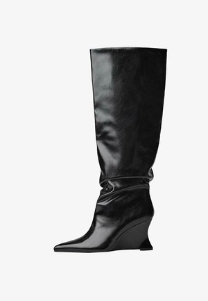 Čierne kožené čižmy na klinovom podpätku do výšky kolien s špicatou špičkou a zloženou textúrou; hladký povrch s pevnou siluetou.