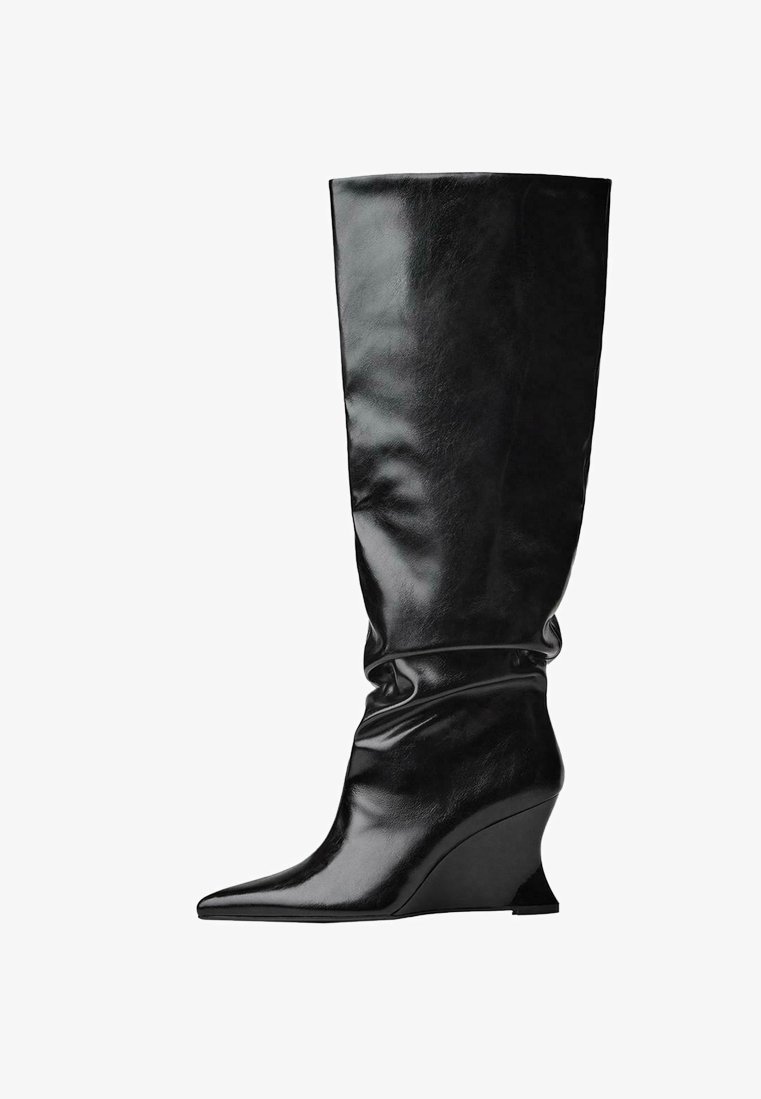 Čierne kožené čižmy na klinovom podpätku do výšky kolien s špicatou špičkou a zloženou textúrou; hladký povrch s pevnou siluetou.