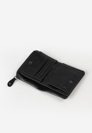 Portafoglio in pelle nera con chiusura a zip, dotato di slot per carte e bottone a pressione. Texture liscia, design elegante, layout pratico.