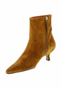 Stivale alla caviglia in suede marrone con punta appuntita, cerniera laterale e tacco a blocco basso. Texture liscia e design elegante.