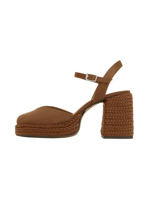 Zapato de mujer marrón con tacón de bloque, plataforma y tacón tejidos, correa en el tobillo y hebilla plateada, mostrado de perfil sobre fondo blanco.