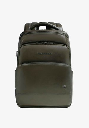 Grüner Lederrucksack mit mehreren Fächern, Reißverschlussverschlüssen, gepolstertem Griff und ergonomischen Schultergurten. Vorne mit einem Logo versehen.