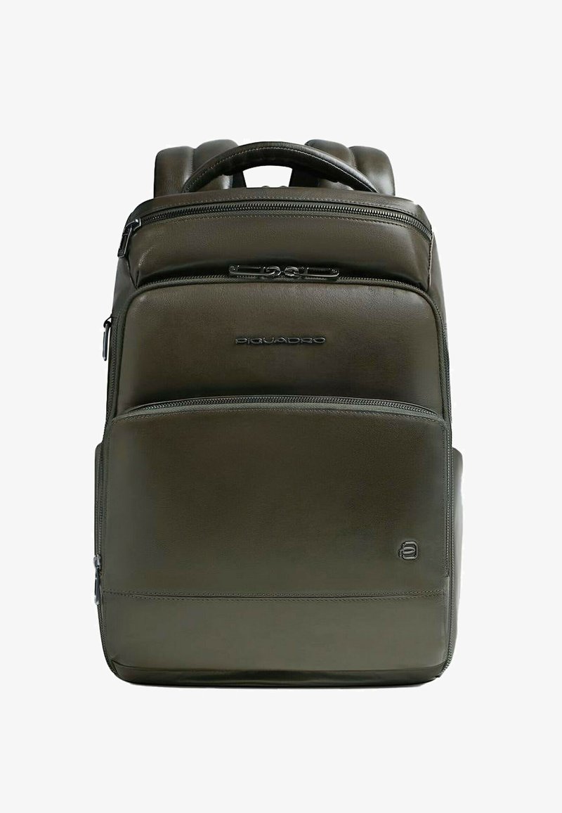 Mochila de cuero verde con múltiples compartimentos, cierres de cremallera, asa acolchada y correas ergonómicas para los hombros. Cuenta con un logotipo en la parte frontal.