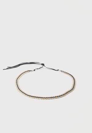 Collana a doppio filo con perline circolari alternate piccole in oro e nero intrecciate su cordino nero regolabile.