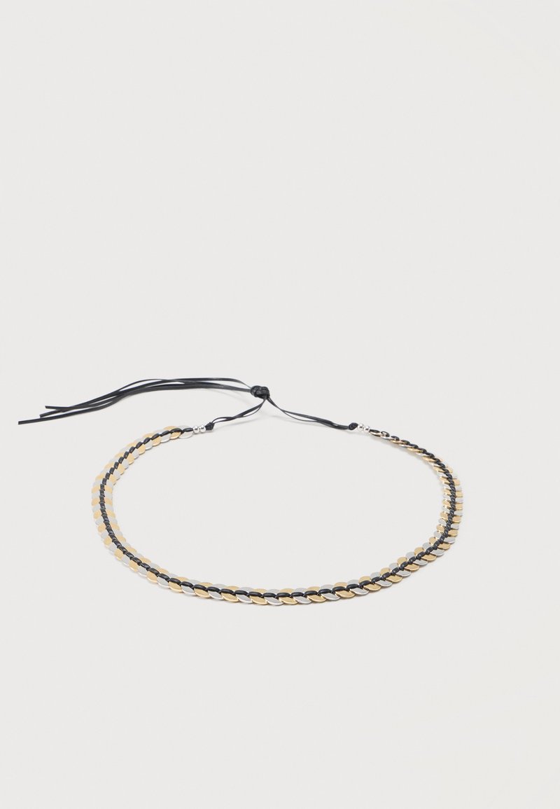 Κολιέ διπλής σειράς με εναλλασσόμενες μικρές χρυσές και μαύρες κυκλικές χάντρες πλεγμένες σε μαύρο ρυθμιζόμενο κορδόνι.