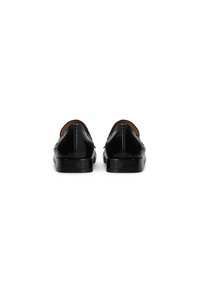 Zwarte glanzende loafers met een gladde textuur, voorzien van een lage blokhak en een spitse neus. De achterkant heeft minimale details en schone lijnen.