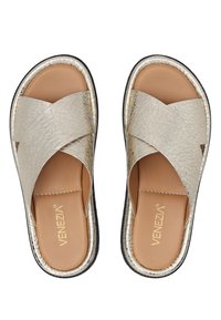 Sandales à bande croisée en or avec une tige texturée, une semelle intérieure lisse couleur tan et une semelle extérieure en caoutchouc noir. Porte le nom de marque "VENEZIA" embossé à l'intérieur.