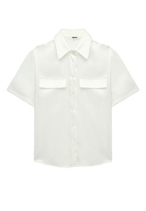 Chemise blanche à manches courtes avec boutons, col pointu et deux poches avant à rabat, en tissu léger texturé.