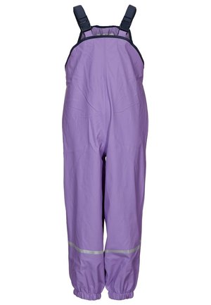 Salopette imperméable violette avec bretelles d'épaule noires réglables et bandes réfléchissantes au-dessus des bas élastiqués aux chevilles.