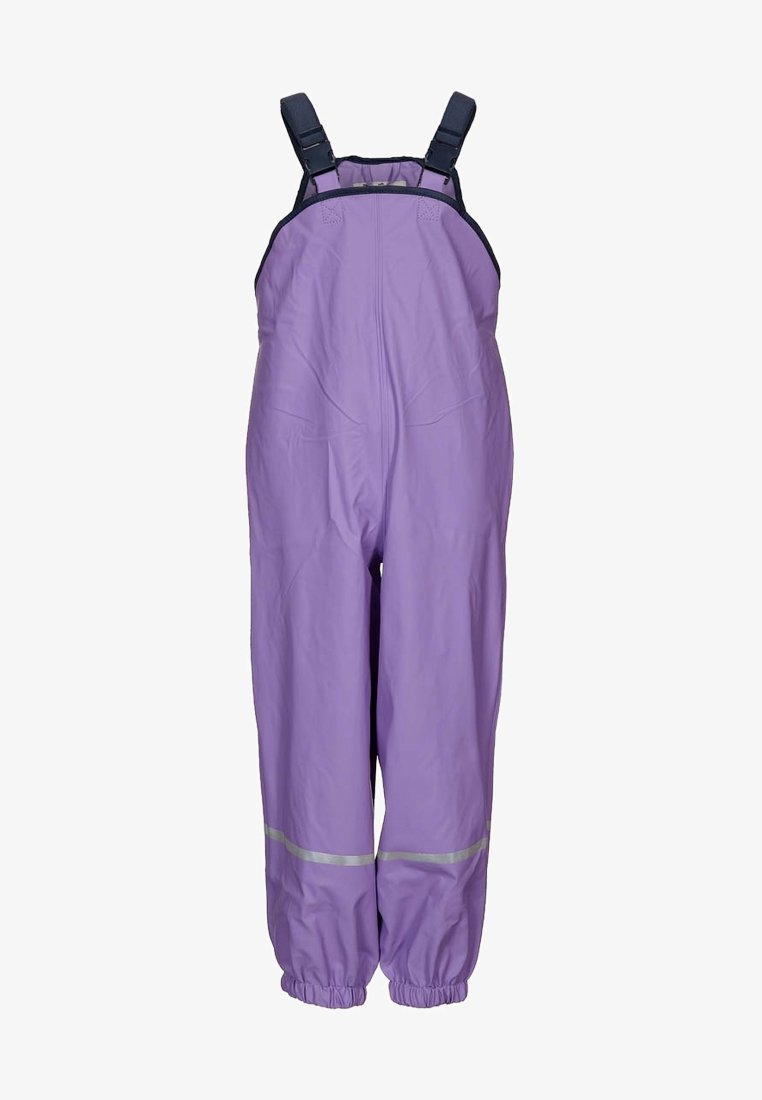 Salopette imperméable violette avec bretelles d'épaule noires réglables et bandes réfléchissantes au-dessus des bas élastiqués aux chevilles.