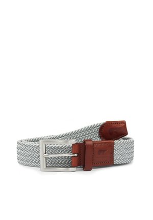 Geweven grijze riem met een visgraatpatroon, voorzien van een bruine leren tab en een zilveren metalen gesp. Gelaagd, flexibel ontwerp.