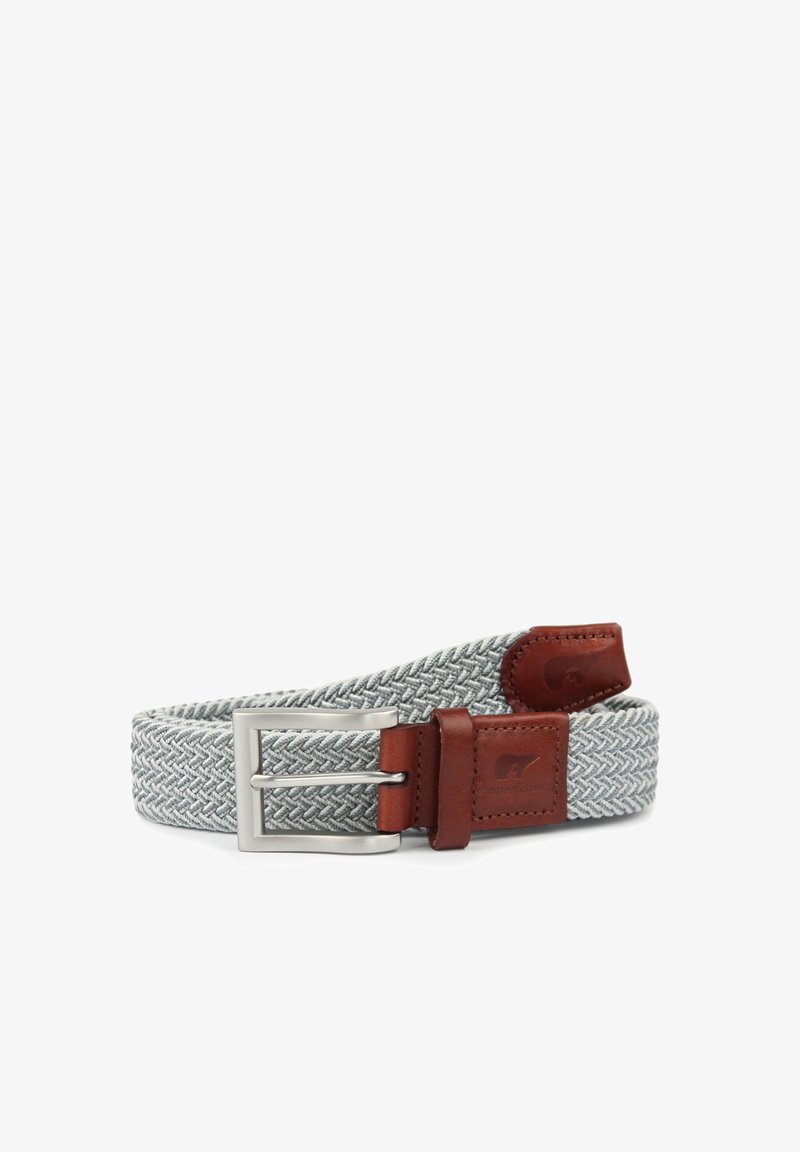 Cintura intrecciata grigia con un motivo a spina di pesce, caratterizzata da una linguetta in pelle marrone e una fibbia in metallo argentato. Design testurizzato e flessibile.
