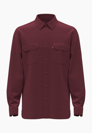 Camisa de manga larga burdeos con cuello clásico y cierre de botones en la parte delantera, dos bolsillos en el pecho. Textura suave y diseño sencillo.