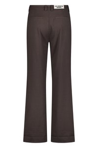 Pantalones de pierna ancha a cuadros marrones con un corte a medida, que cuentan con dos bolsillos traseros y una etiqueta en la cinturilla. Material de mezcla de algodón.