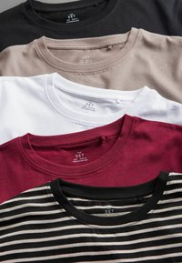 THE SET RELAXED SHORT SLEEVE 5 PACK - Jednoduché tričko - black berry red taupe brown white stripe
